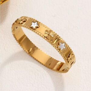 Clover bangle S320